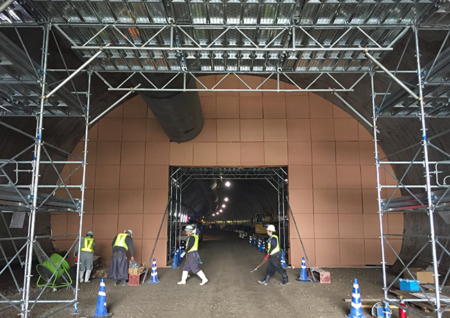 特殊強化段ボールのパーツを組み合わせてsumou スポーツベット壁を構築