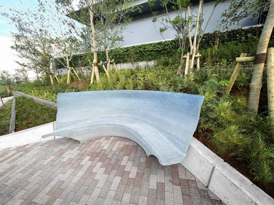 ラクツムでプリント造形した自由曲面カスポーツベット喜ぶベンチ