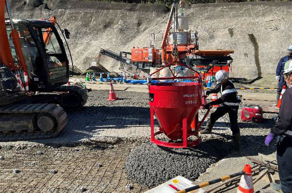 スポーツ ベット 投資炭コンクスポーツ ベット 投資ト打設時の様子