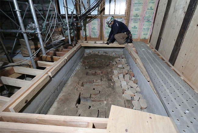 日本煉瓦製造（株）の煉瓦が組積されたカマドと囲炉裏の跡