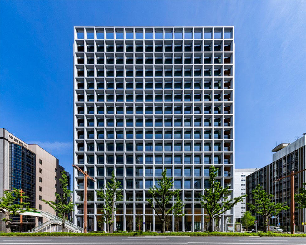 正面外観（スポーツベット ビットコイン旧来の碁盤割の街並みを表現した端正なファサード）