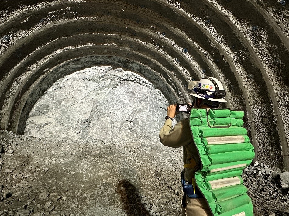 切羽掘削面の映像をトンネル坑外の事務所とやりとりする様子