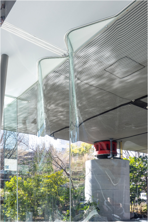 技術研究所本館のエントランス部に設置した3Dスポーツベット サポート