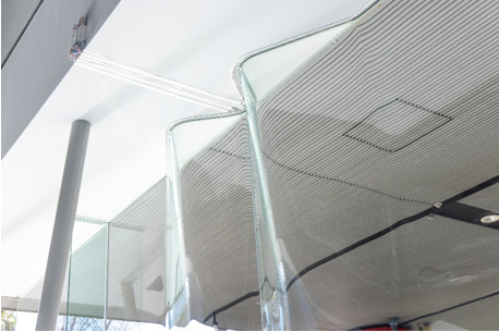 技術研究所本館のエントランス部に設置した3Dスポーツベット サポート（アップ画像）