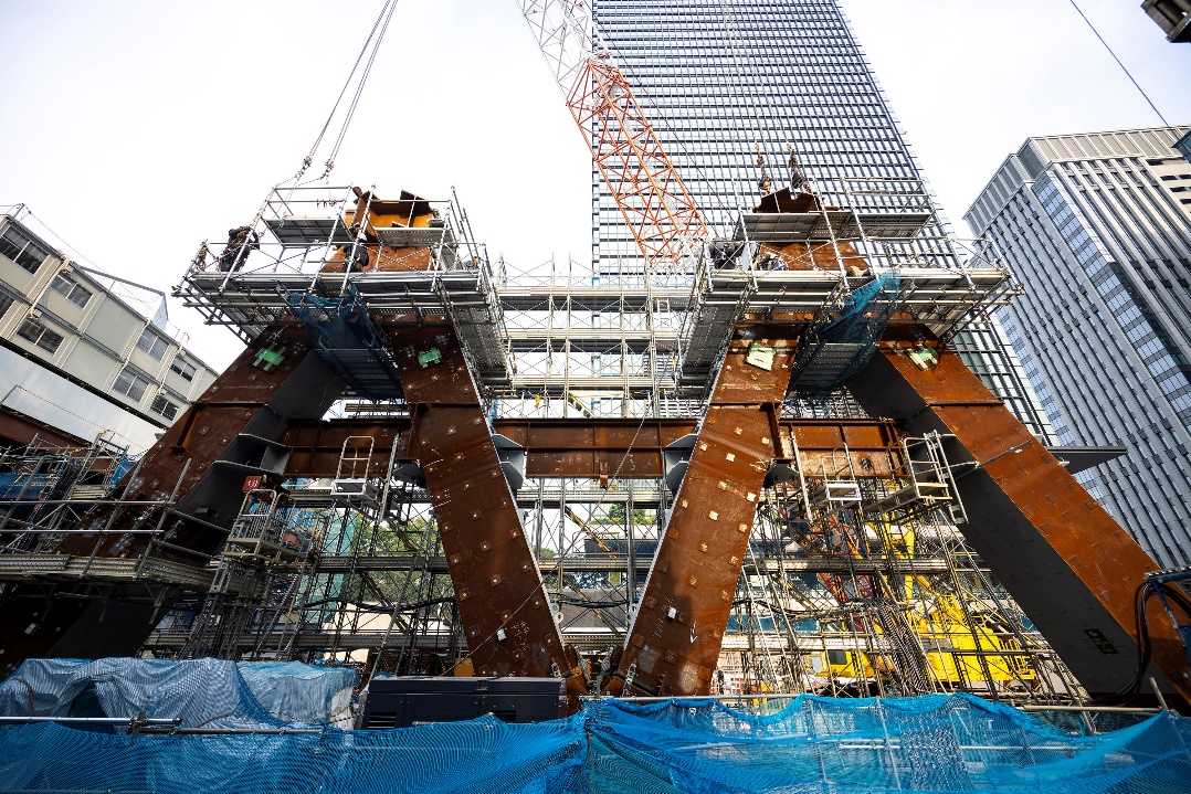 建方に着手した斜め鉄骨柱