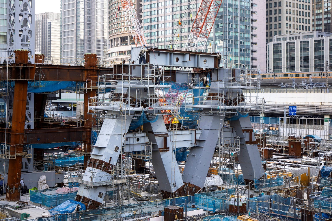 建方に着手した斜め鉄骨柱2