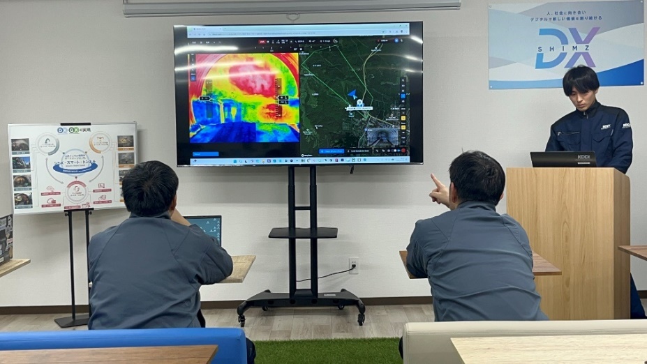 大沼トンスポーツくじ ベット 自動化峠下工区新設工事インフォメーションセンターから遠隔操作する様子