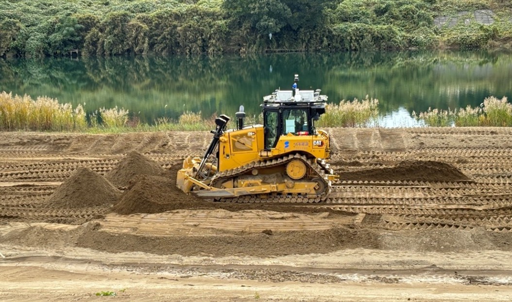 土砂山の敷き均しの写真