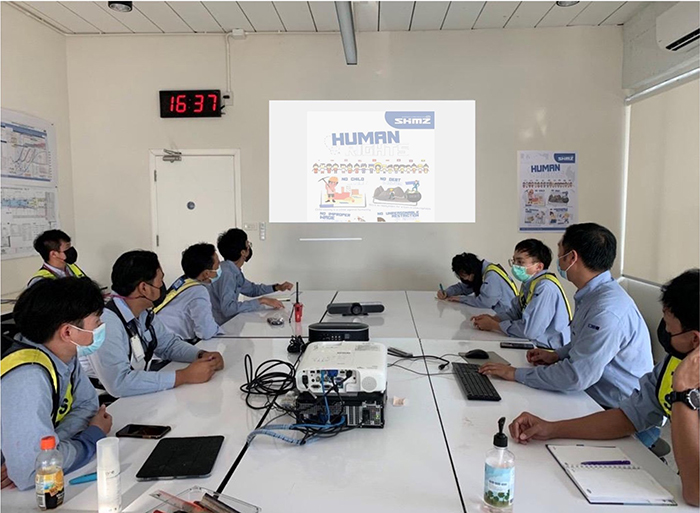 スポーツ ベット あい お ーに関する説明会を開催する様子