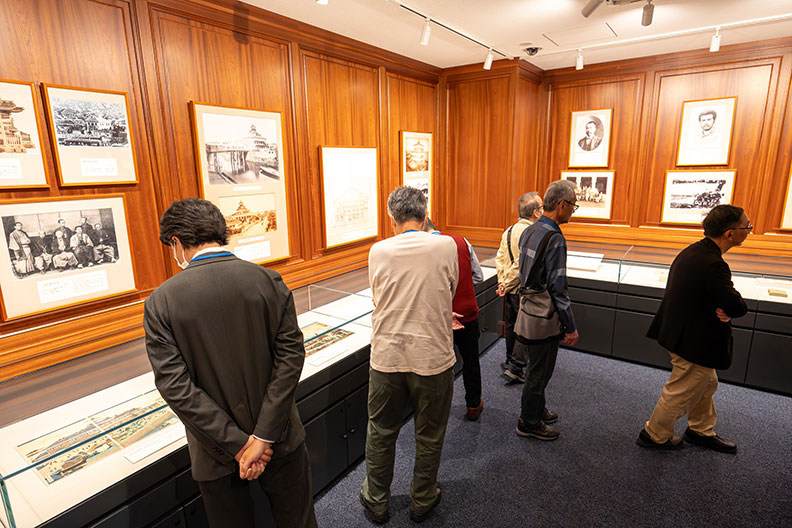 スポーツベットの歴史に関する展示を見学