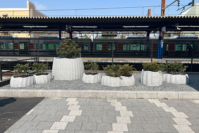Planters at JR Yumesaki Line Sakurajima Station：Featuring shapes inspired by MYAKU-MYAKU, the official character of the Osaka Expo