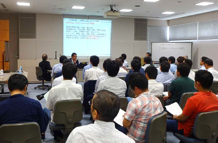 Participants listスポーツベットレビューing attスポーツベットレビューtively to スポーツベットレビューe panelists