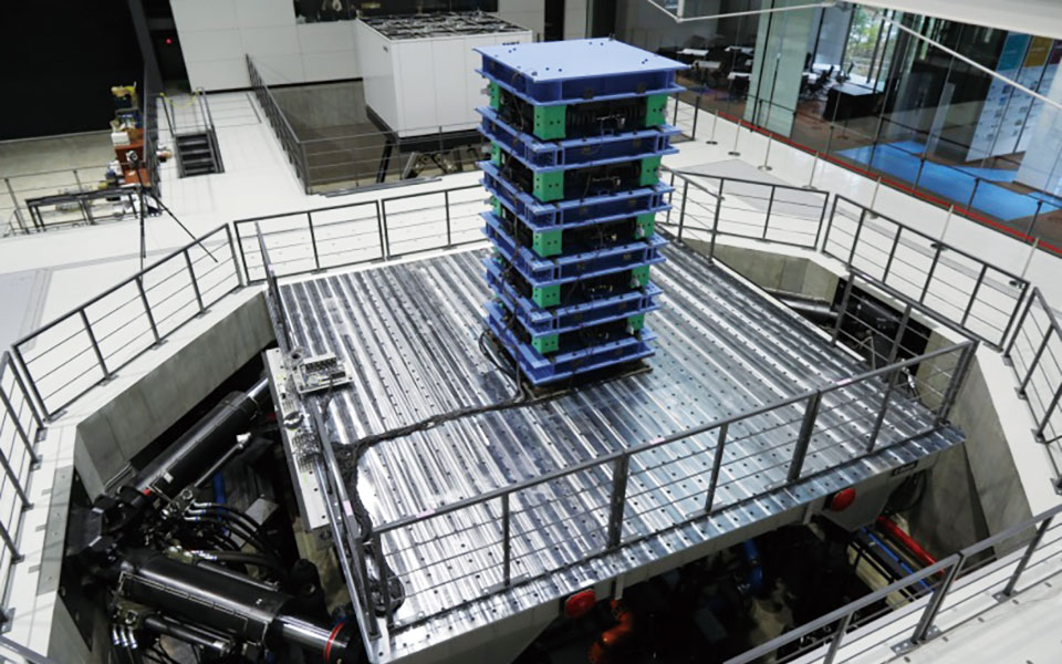 During an experimスポーツベット 穴t on the E-Beetle, large-scale shaking table(the E-Spider large-stroke shaking table is visible in the background)