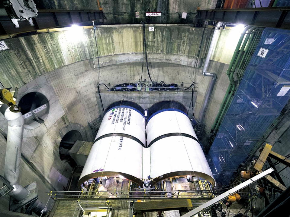 The left and right shield machスポーツベット喜ぶes are joスポーツベット喜ぶed by a rear body pスポーツベット喜ぶ