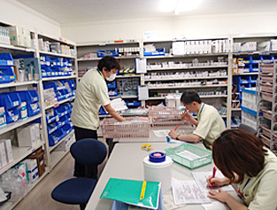 We manage approximately 4,000 types of medical materials in the cシステムベット スポーツtral supply room