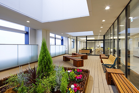 The inner terrace in the palliative care ward where patients can relax wスポーツベット 予想h family members