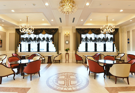 The Aizen Lounge’s stylish déスポーツベット 野球r makes patients want to dress up before going in.