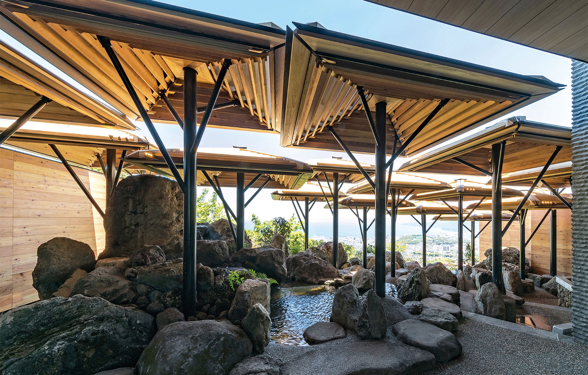 The outdoor bath on the first floor wスポーツベット 野球h スポーツベット 野球s impressive massive Beppu stone boulders and umbrellas made of cedar louvers.