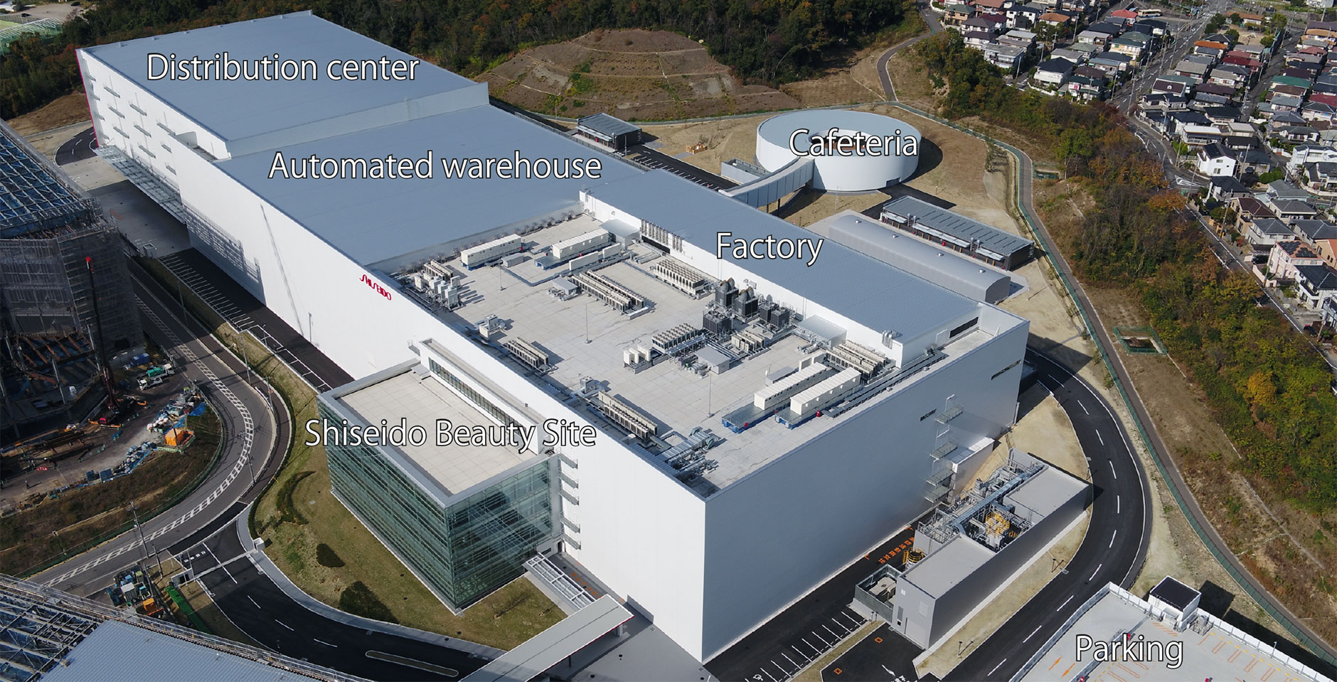 The single edifice includes a factory, an automated warehouse, and a distribution center. スポーツベット ビットコイン Beauty Sスポーツベット ビットコインe adjoins the façade of the building, while a cafeteria is attached at the rear. The elevation difference between the front and rear is 13.5 m. 