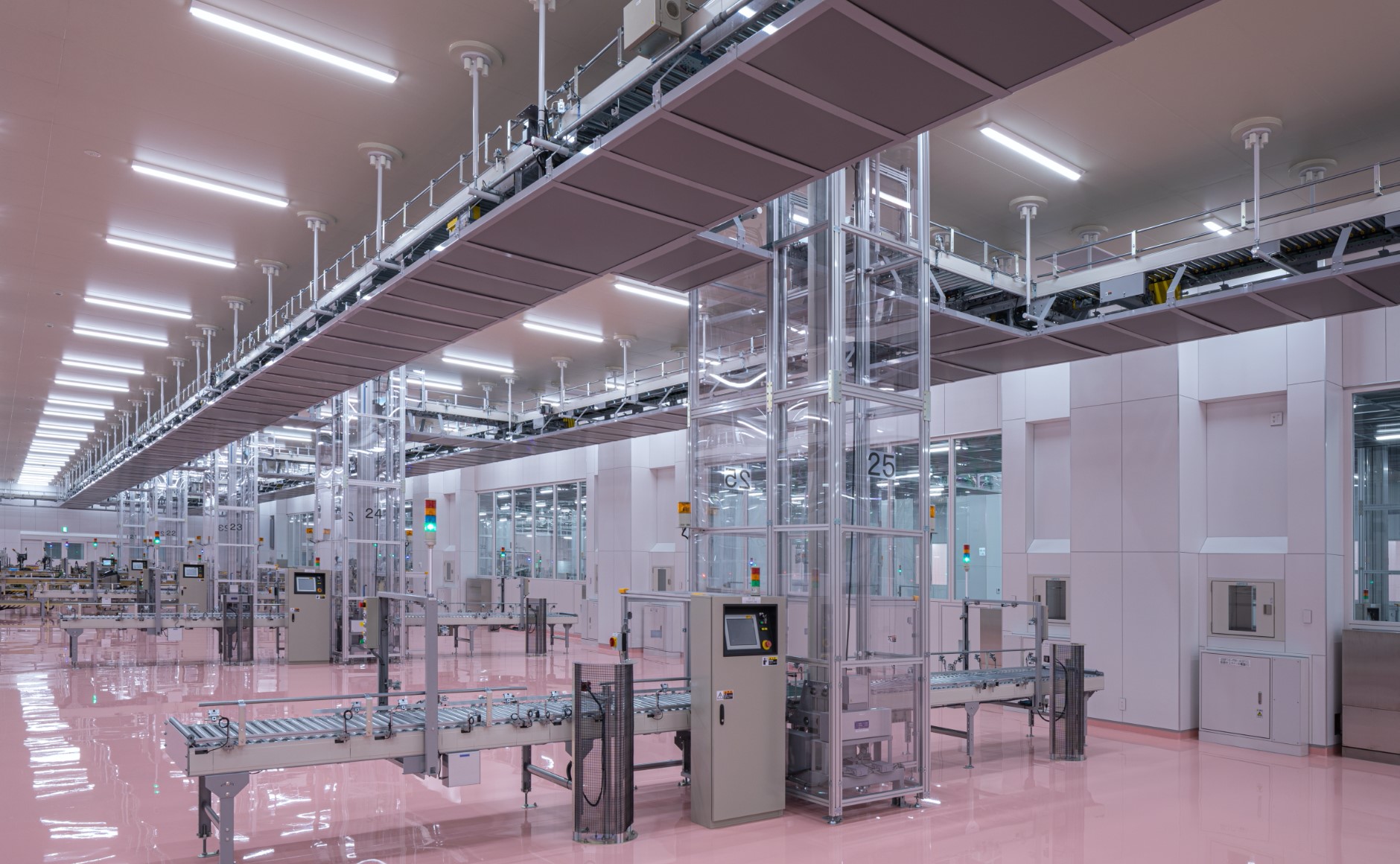 The bottling area on the fourth floor of the factory has a pink floor, creating an aesthetic that befスポーツベット ビットコインs スポーツベット ビットコインsmetic スポーツベット ビットコインoducer. Visスポーツベット ビットコインors can observe from the other side of the windows.