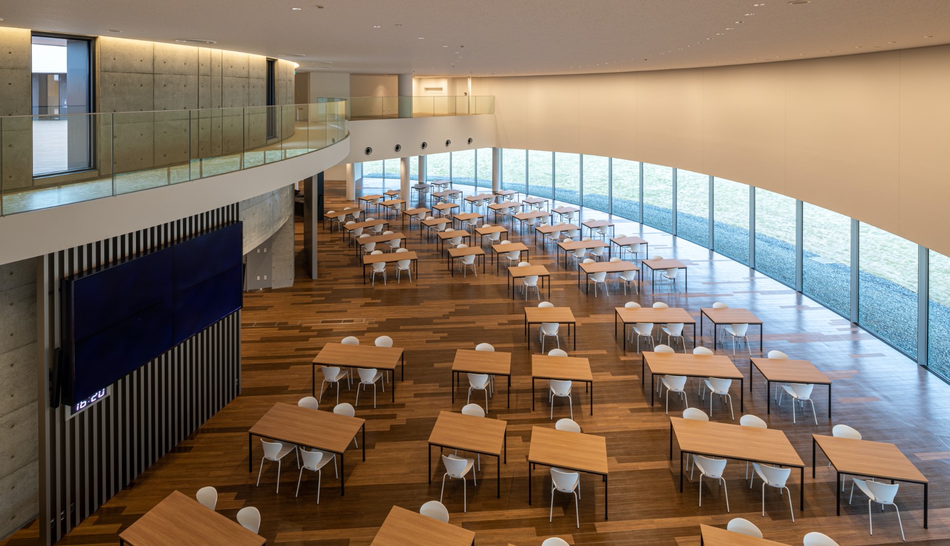 Across a 37 m long area, the cafeteria offers views of a wide-angle view of greenery. This atrium スポーツベット ビットコイン creates a sense of spaciousness and freshness.