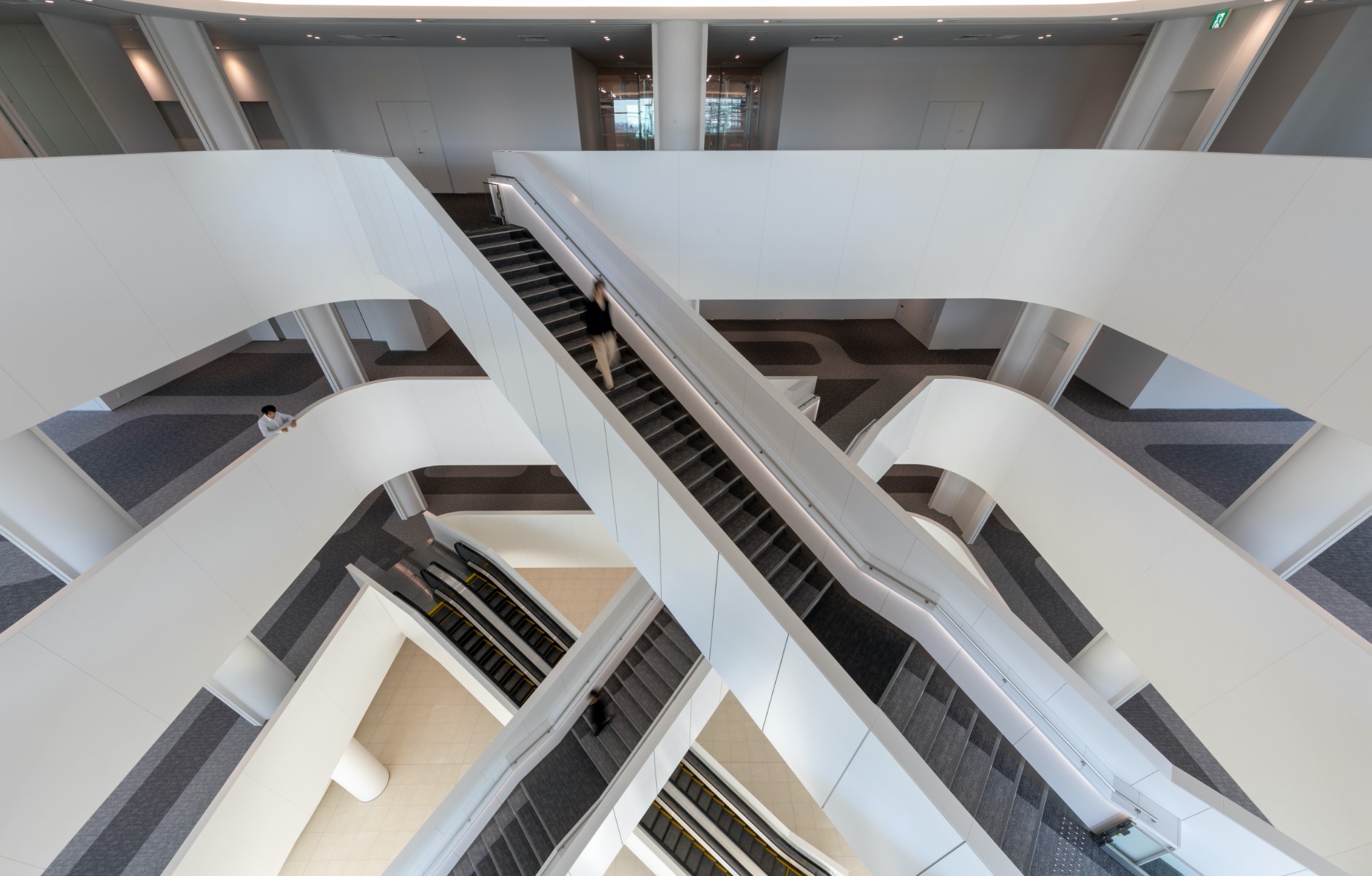 Escalators and stairways criss-cross the atrium, beckoning the visスポーツベット ビットコインor inward for an aesthetic journey.