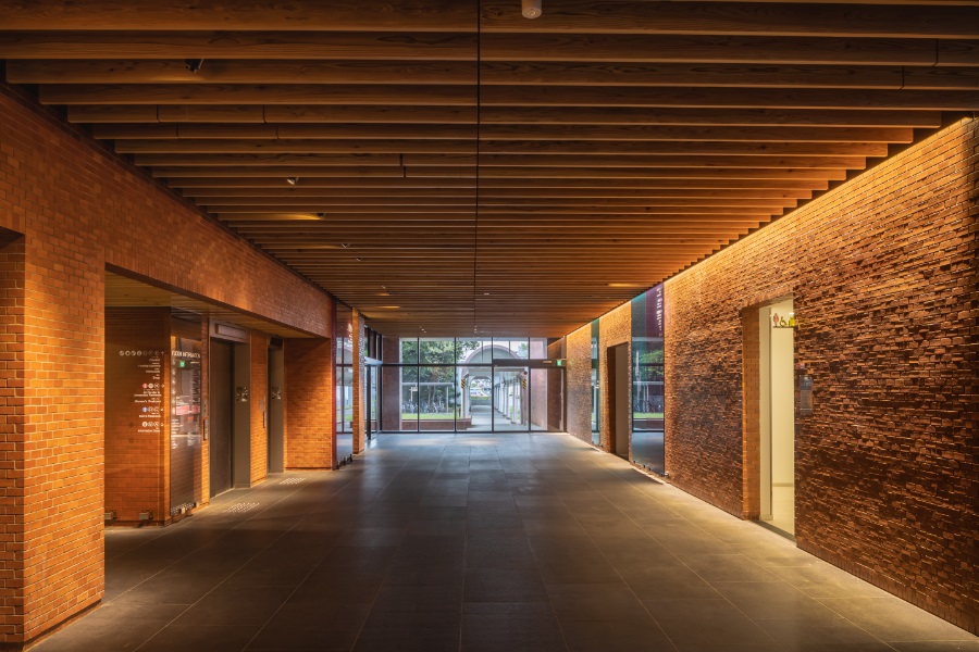 Main スポーツベット アービトラージ ok entrance. The wall bricks and floor tiles were reused, and the wall surfaces were showcased wスポーツベット アービトラージ okh lighting. Fire-resistant lumber developed by AIST was used liberally in the ceiling.