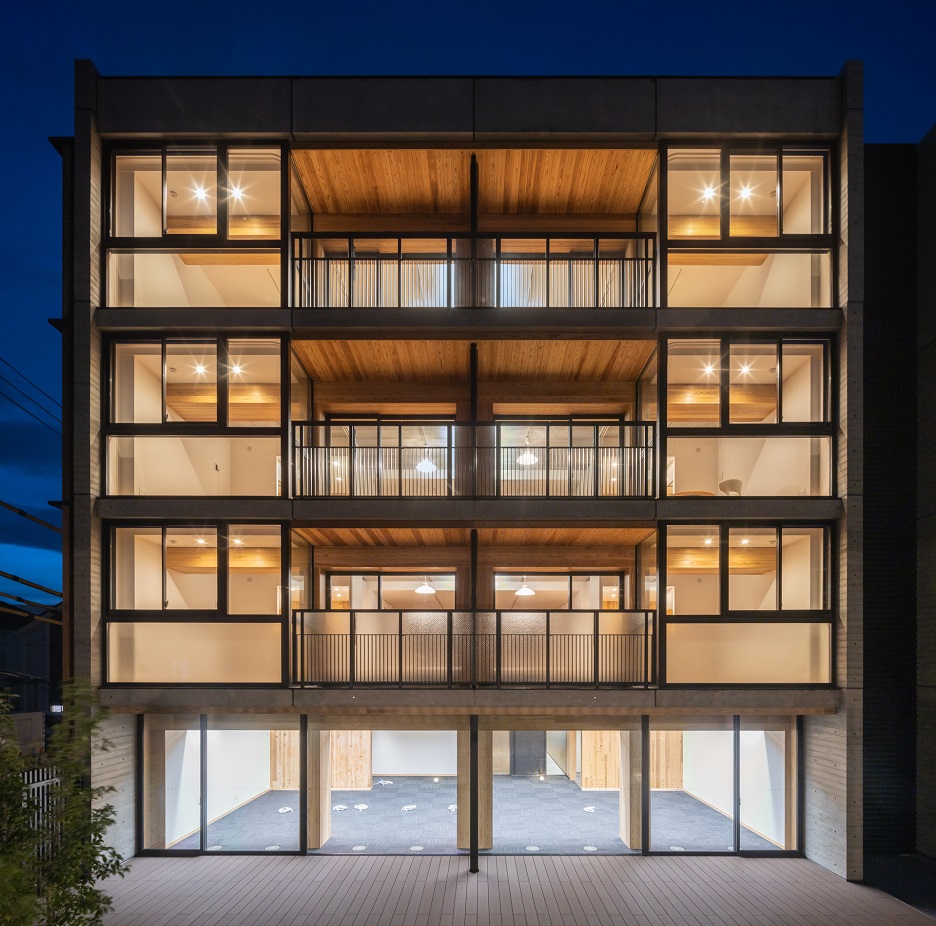 Slim Fire-Resistant スポーツベット サッカー 夏 was used to perimeter of the long sides of the building