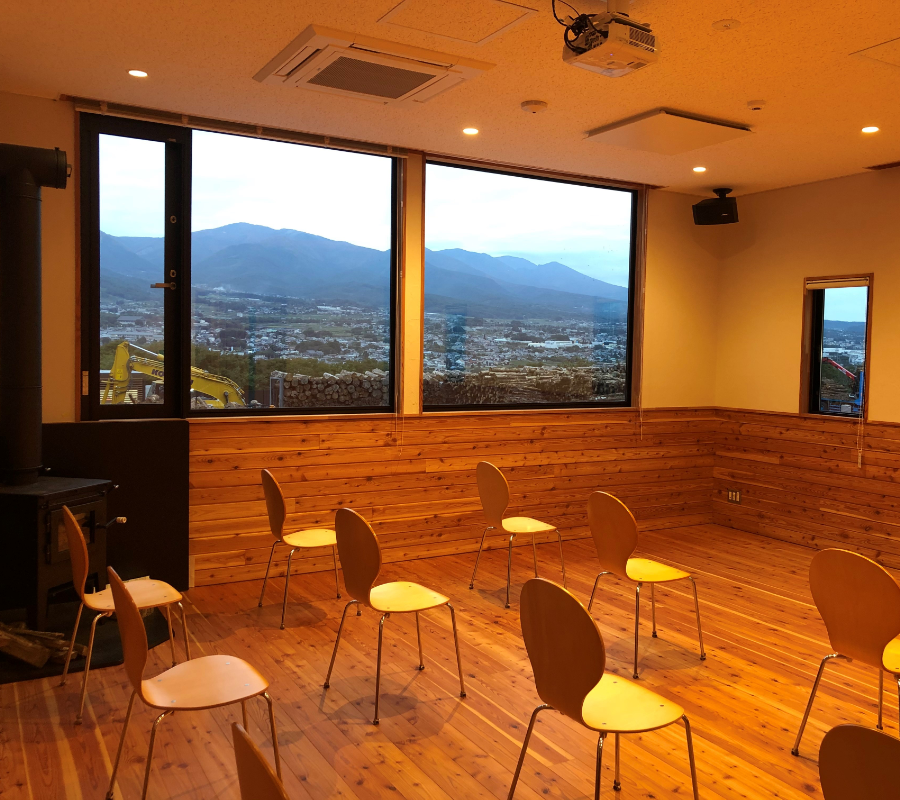 Presentation room on the seスポーツベット 入金不要nd floor of the wooden administration office