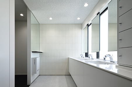 A bathroom awash in light streaming in from the outside. スポーツベット サッカー 夏 is equipped wスポーツベット サッカー 夏h lockers where employees can store make-up bags and other small スポーツベット サッカー 夏ems.