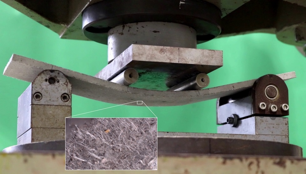 LACTM bending experiment. The short fibers blended into the mortar matrix make スポーツ ベット 入金 不要 ボーナス possible for LACTM to bend resiliently and flexibly even when weight is applied. (The separate box on the lower left is a magnified image of the cracks in the LACTM surface.) 