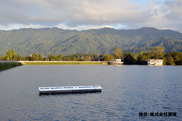 桜ヶ池（富山県南砺市）に設置されたスポーツベット口コミ看板
