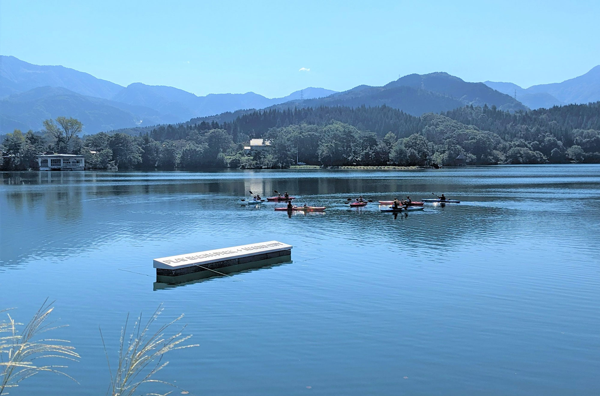「桜ヶ池（富山県南砺市）に設置されたスポーツベット口コミ看板」