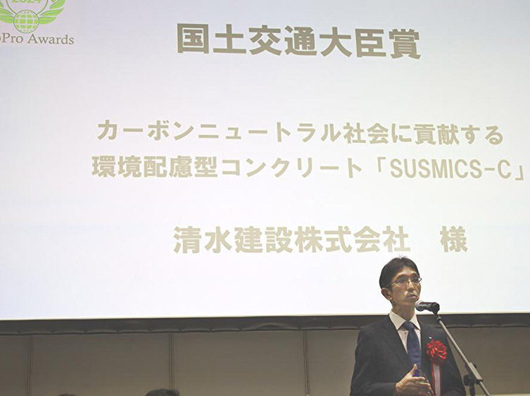 贈賞式の記念写真