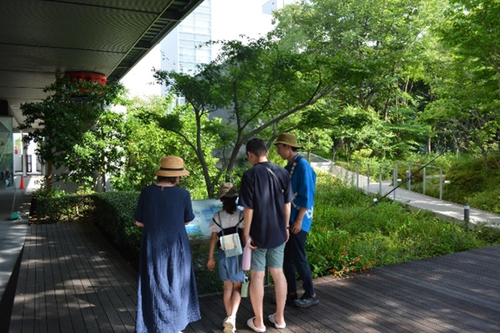 地域と連携した自然体験プログラム（七夕めぐりの様子）