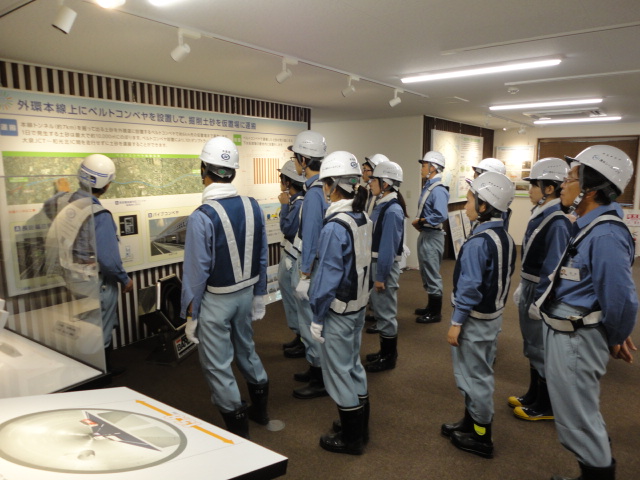 建設現場の展示施設を見学