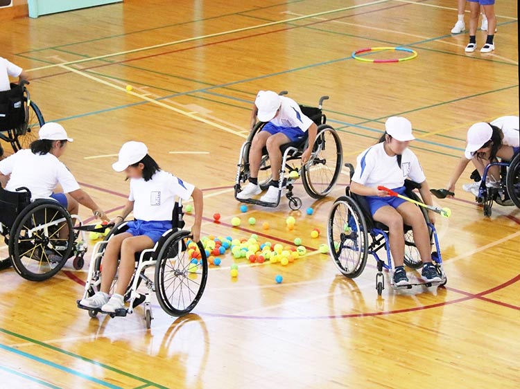 道具と移動方法を工夫してボールを運ぶはっこびー