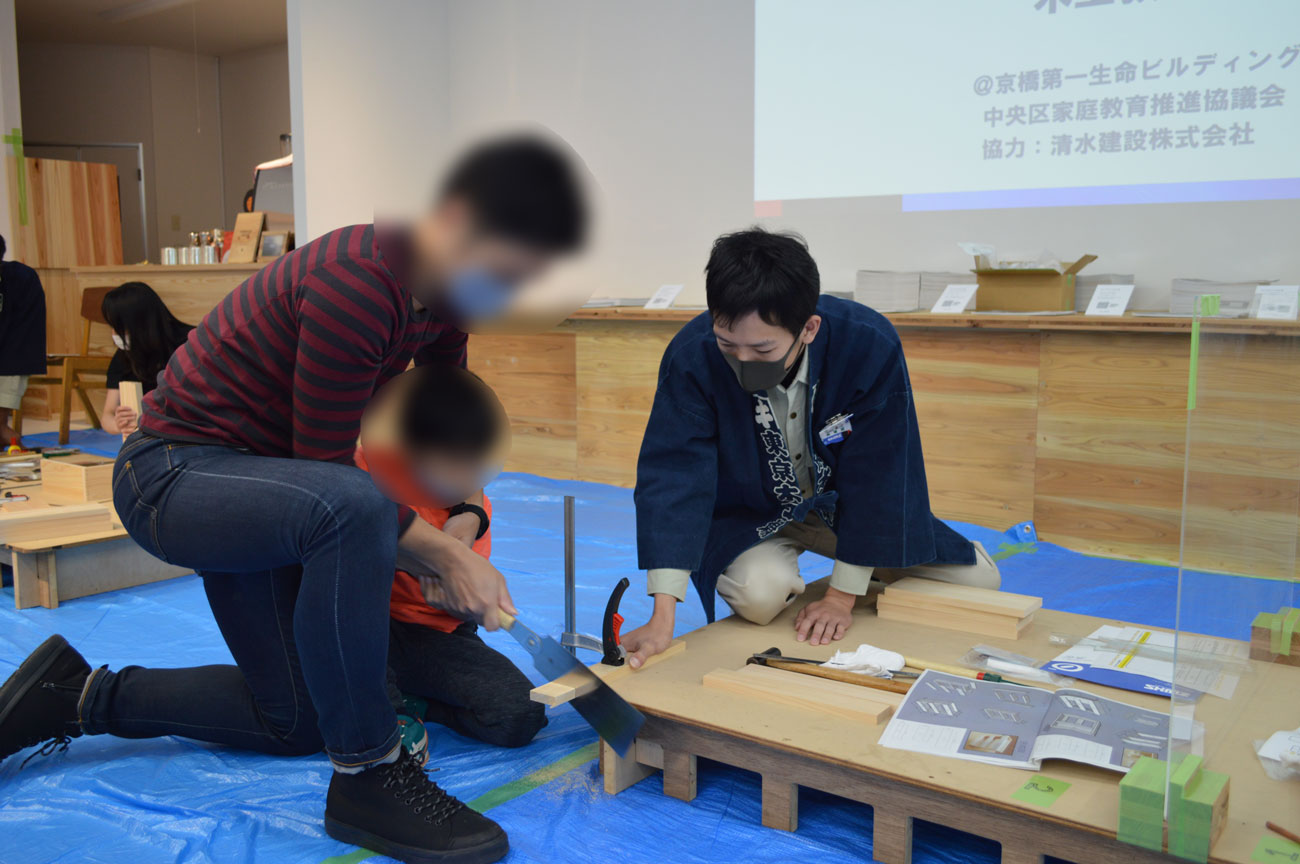 当社東京スポーツ ベット new場従業員の指導を受けながらものづくりに励む親子