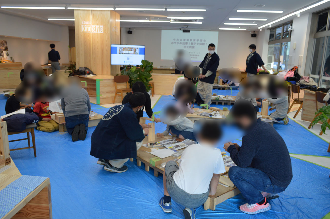 木に囲まれた空間での作品づくり