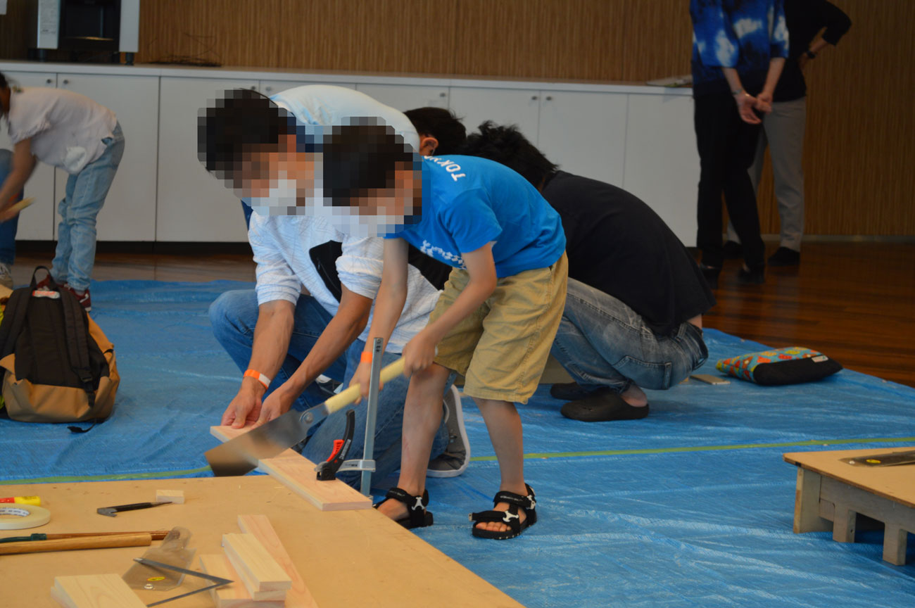 スポーツベット 入金で協力して木材をカット