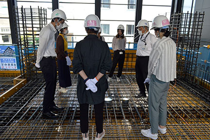 ものづくりオンライン スポーツ ベットセンター「鉄筋・型枠モックアップ」で説明を聞く参加者たち