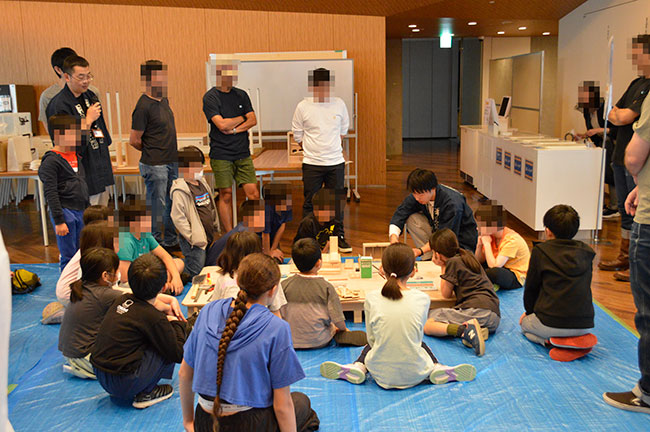 作業説明を真剣に聞く参加者たち