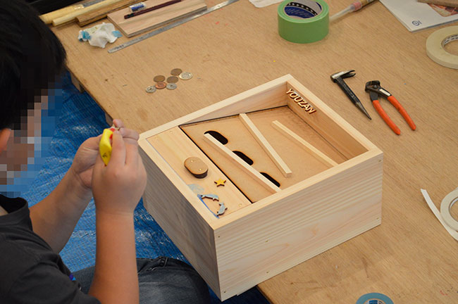 装飾をつけて仕上げ、完成までもう少し！