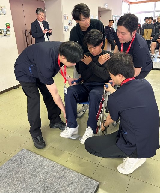 車いすの正しい持ち方を学ぶ様子