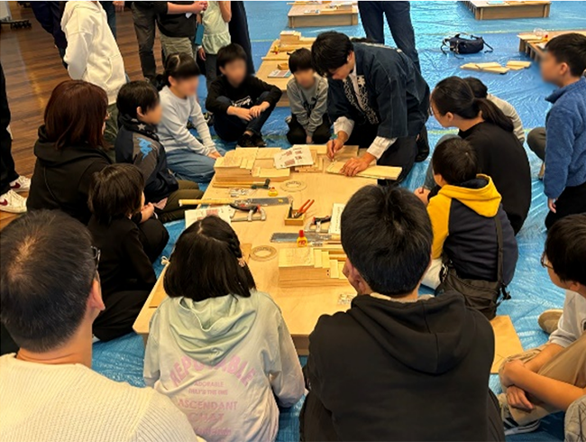 作業説明を真剣に聞く参加者たち