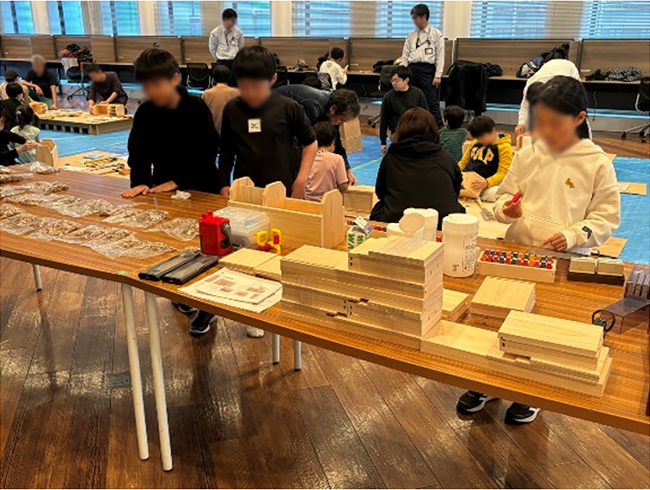 装飾品を選ぶ参加者たち