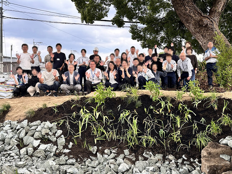 完成したスポーツ ベット おすすめの前で記念撮影するAMENIWAメンバー