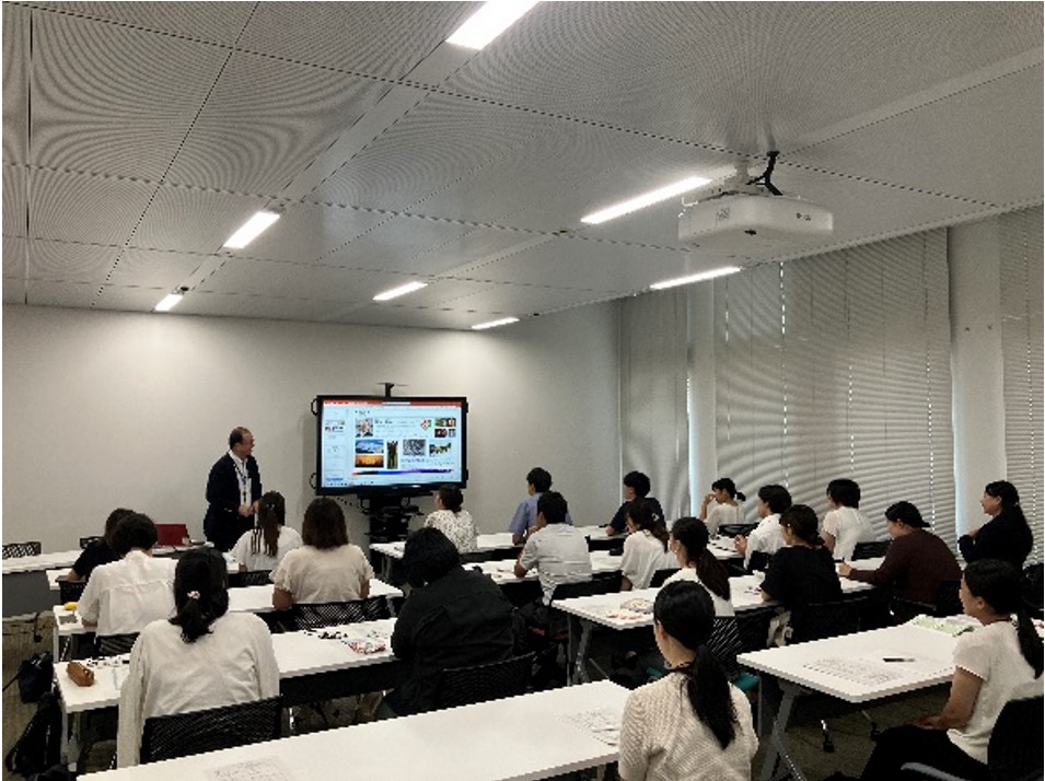 講義では関係部署の従業員が講師を担当