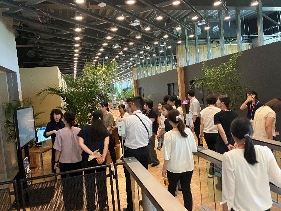 NOVAREを見学する様子