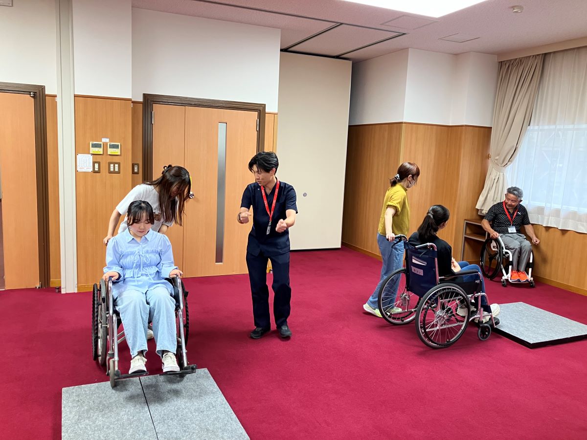 理学療法士から車いすの介助方法を学習